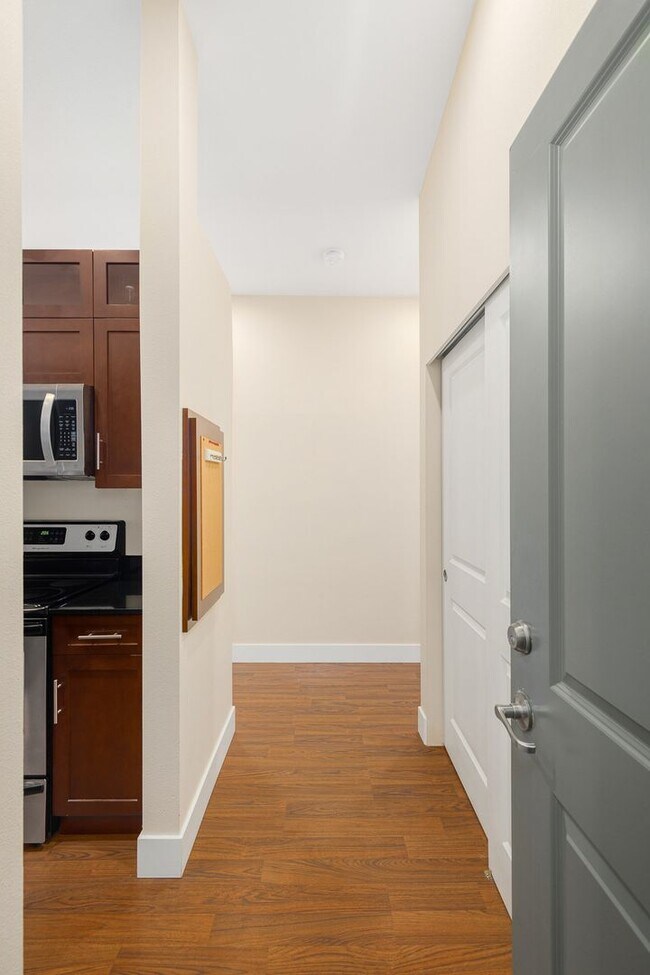 Building Photo - Welcoming Top Floor 1 Bedroom Condo - Gate...