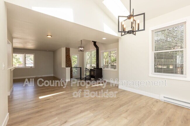 Foto del edificio - 4734 Essex Ct