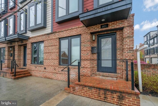 Building Photo - 601 N Henry St