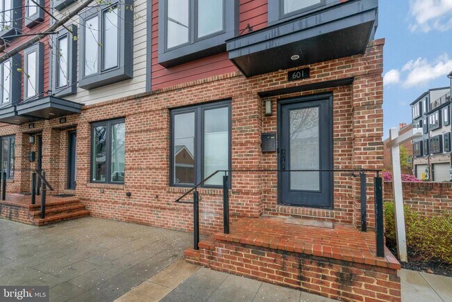 Foto del edificio - 601 N Henry St