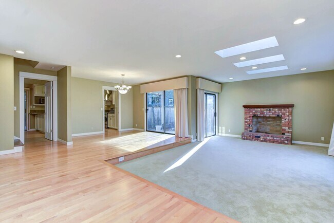 Foto del edificio - 5180 Highland Dr
