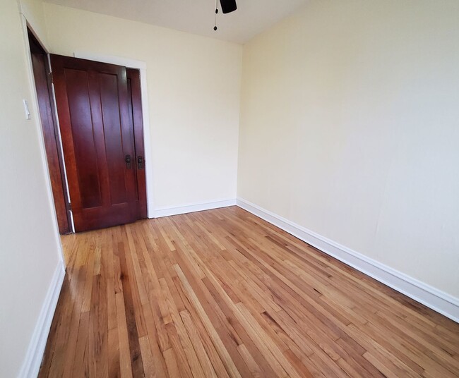 Foto del edificio - 3056 W Irving Park Rd