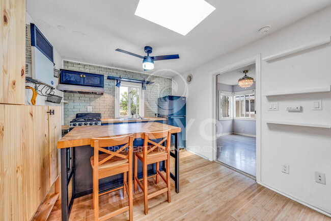 Building Photo - 5520 Santa Cruz Ave