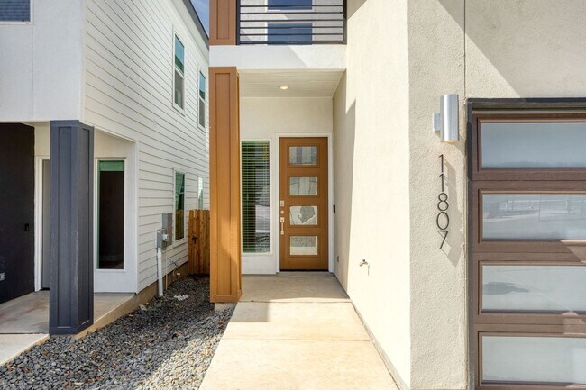 Foto del edificio - Brand New 3/2.5 Townhome