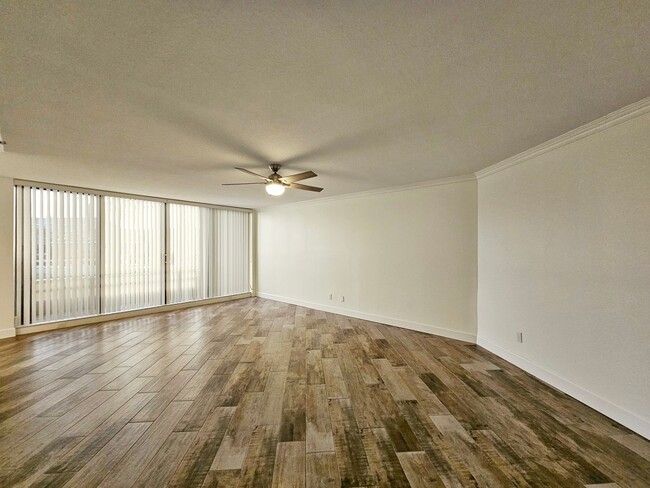 Foto del edificio - Pasadena Yacht Club 2 Bedroom Condo For Rent