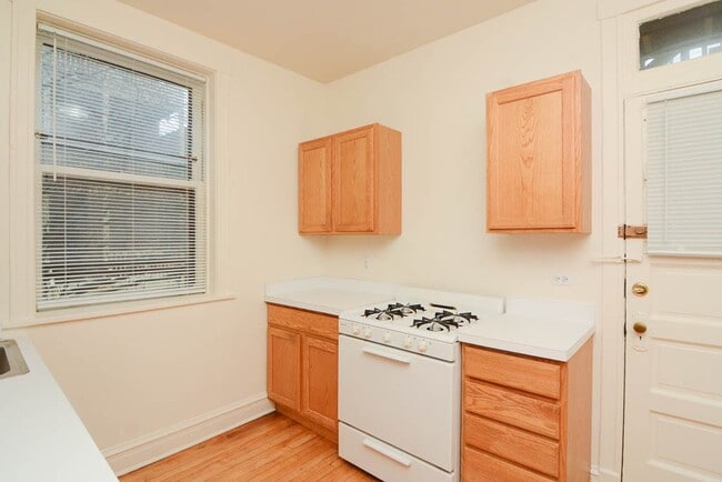 Building Photo - 2443 W Sunnyside Ave