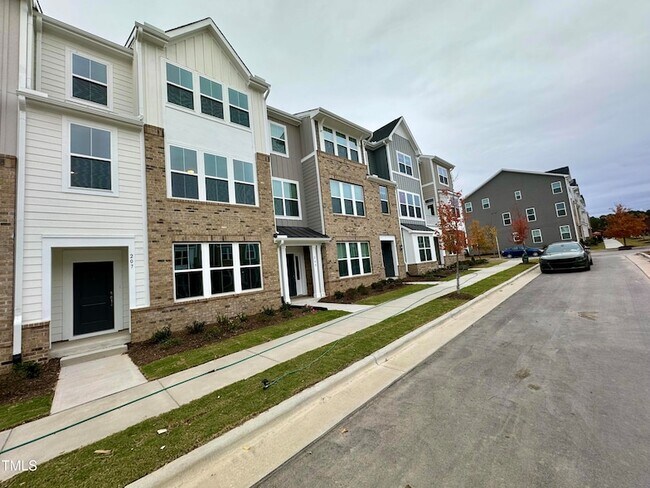 Foto del edificio - 209 Hickory Plns Rd