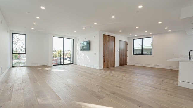 Building Photo - 614 5th Ave