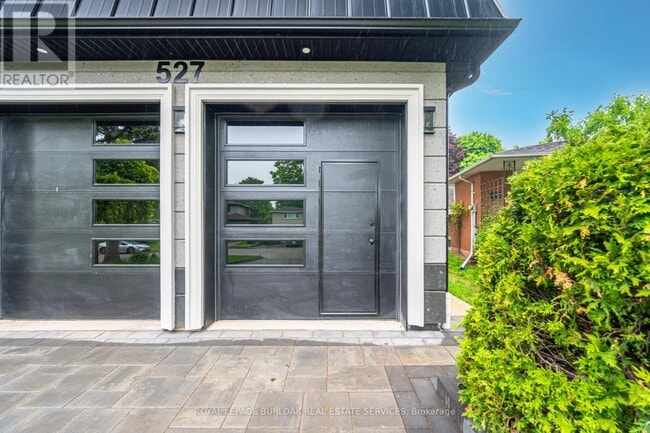 Building Photo - 527 Vyner Crescent