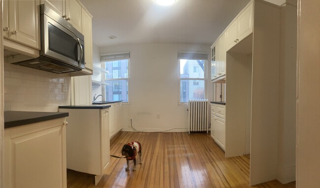Building Photo - 18 Scholes St