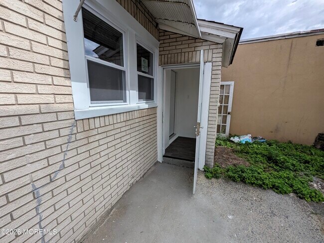 Building Photo - 121 Kossuth St