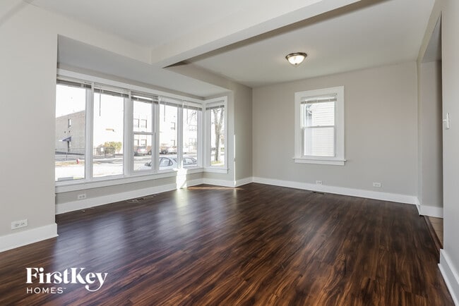 Building Photo - 509 E 161st Pl