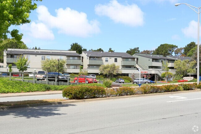 Foto del edificio - Updated Top Floor, Corner 2BD/ 2BA - Great...