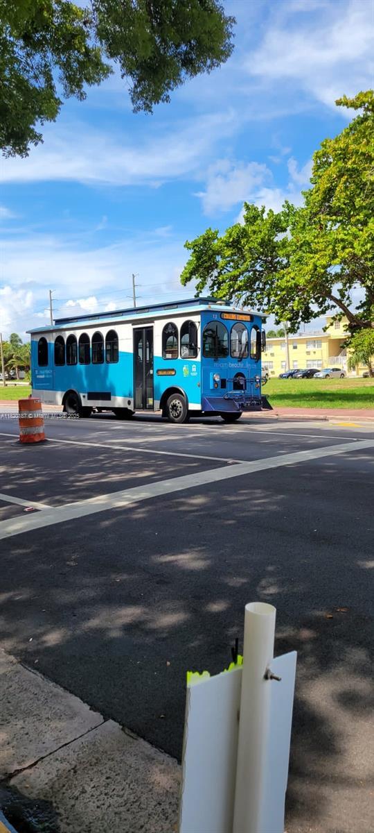 Foto del edificio - 8425 Harding Ave