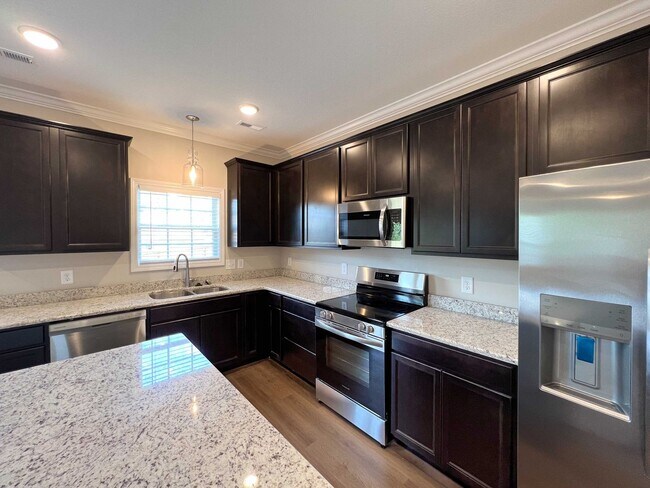 Foto del edificio - Beautiful Like-New 3 bed/2.5 bath w/ 2-car garage & fenced in backyard available June 24th!