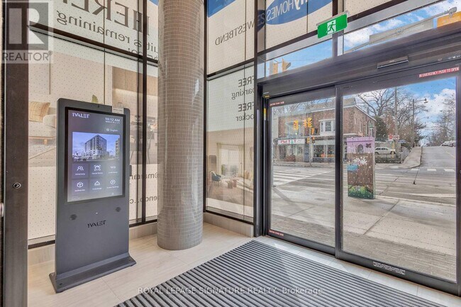 Photo du bâtiment - 1660 Bloor St W