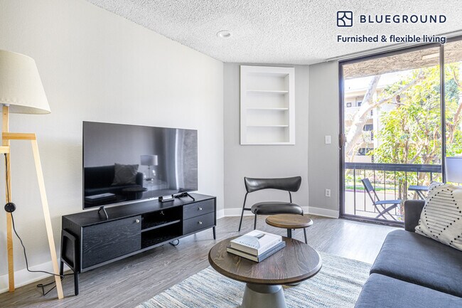 Building Photo - 920 N Kings Rd