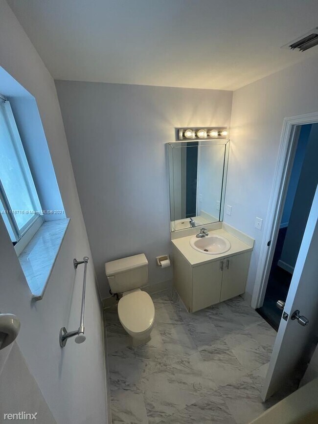 Foto del edificio - 2 br, 2.5 bath Condo - 8175 NW 8th St Apt A7