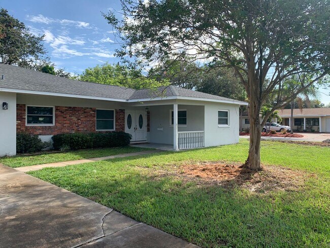 Building Photo - 3 Bedroom 2 Bath Spacious Home in Holiday Park