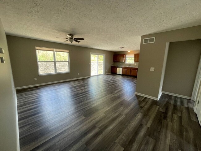 Building Photo - 1024 Golfview 4BR/2.5BA (Hamilton)