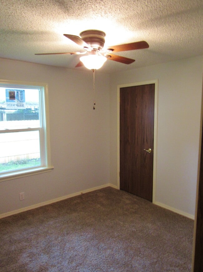 Building Photo - 406 W Maple St