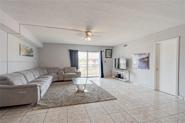 Foto del edificio - 301 NW 177th St