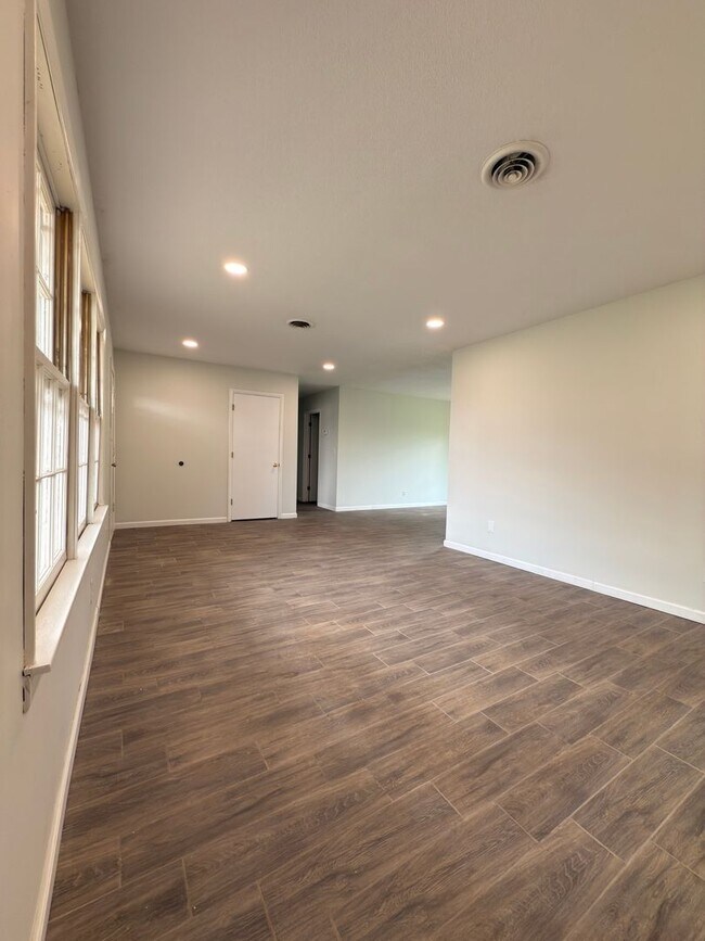 Foto del edificio - Beautiful Move in ready House!