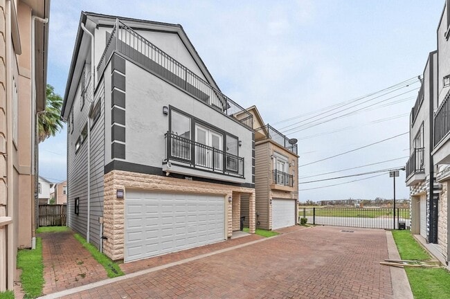 Building Photo - 3045 Clinton Dr