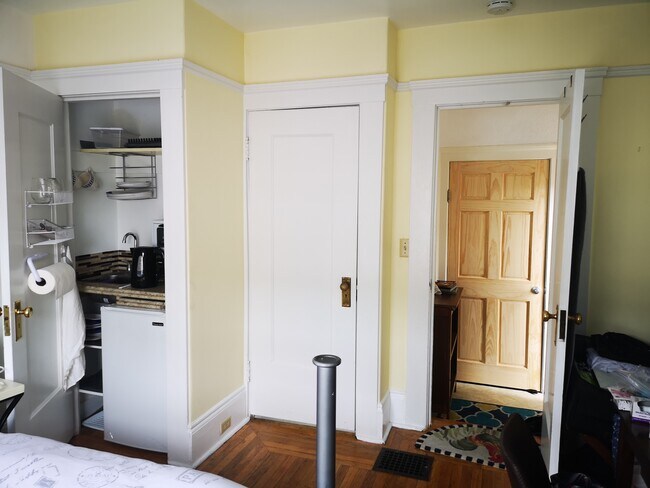 Kitchenett, bath door closed, door to hallway - 1550 Portola Dr