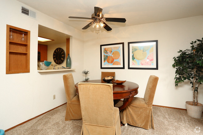 1BR, 1BA - 702SF - Dining Area - Grouse Run Apartments