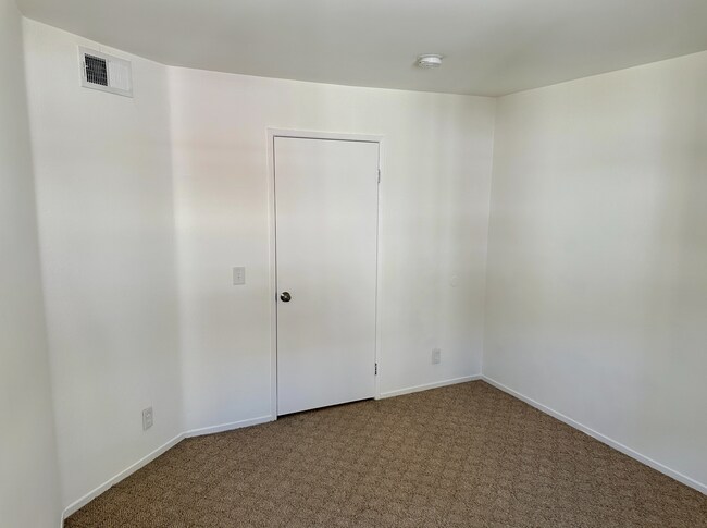 Foto del edificio - Beautiful Renovated 1 Bed/1 Bath Condo with Many Upgrades! Pool & Gym on Site! Central AC!