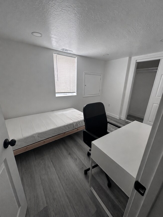 Foto del edificio - 443 Emery Ave
