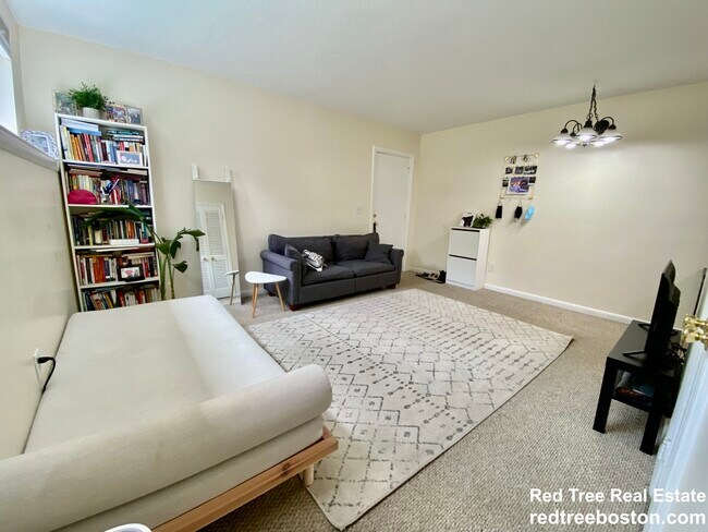 Building Photo - 172 River St