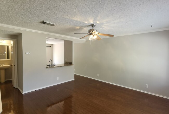 Building Photo - Three Bedroom 2.5 Bath close to Medical Ce...