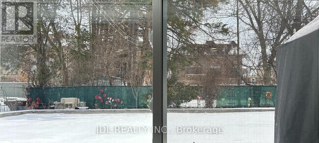 Photo du bâtiment - 973 Willowdale Ave