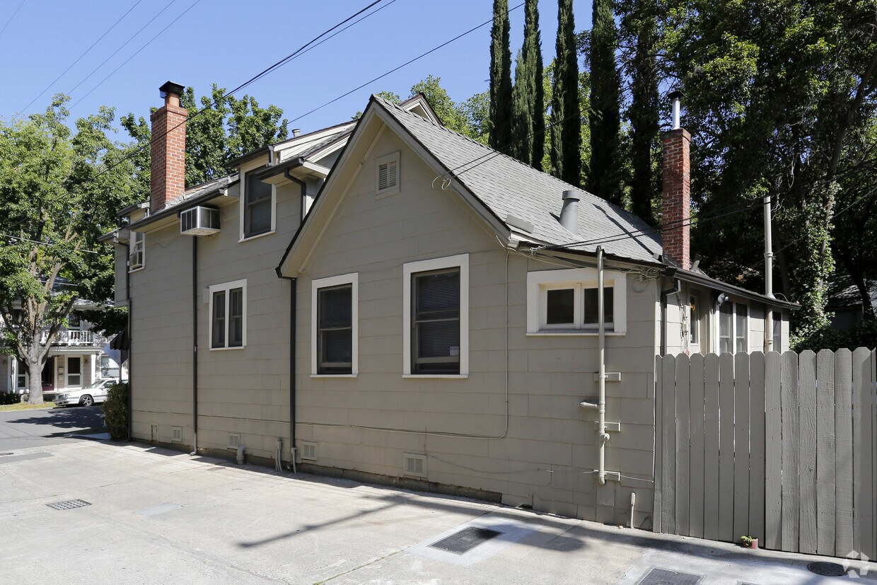 Building Photo - 515 27th St