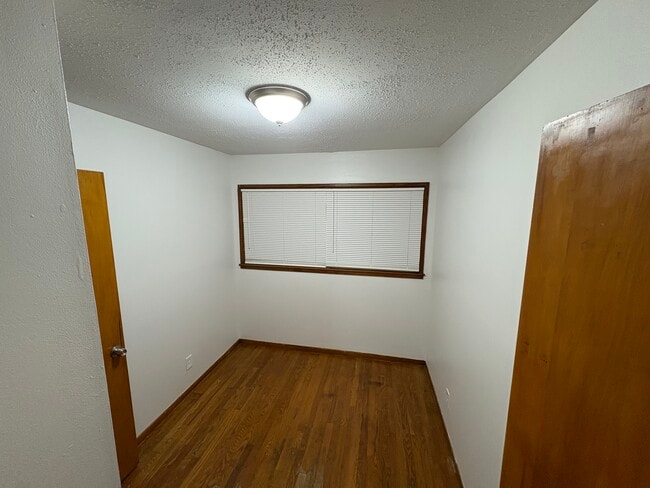 Building Photo - 411 Cameron Rd