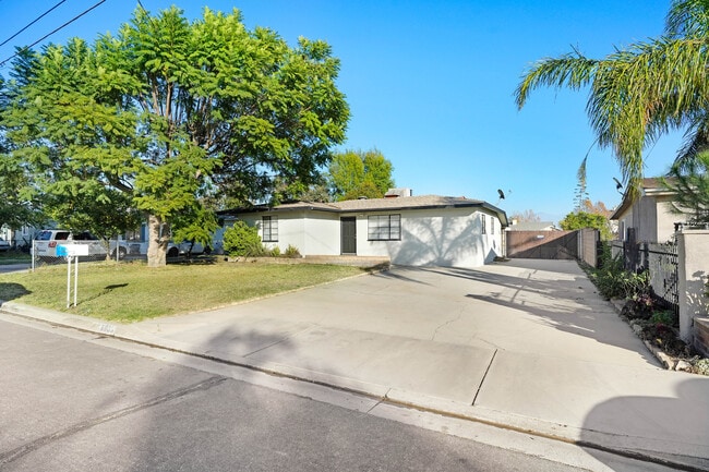 Foto del edificio - 8033 Grace Ave