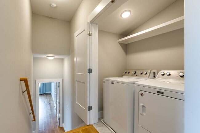 Building Photo - 2300 Burns St