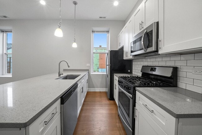 Building Photo - 1946 S Racine Ave