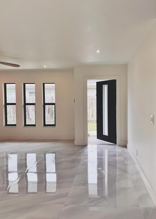 Foto del edificio - 9287 Sunrise Dr