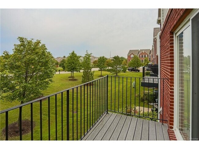 Foto del edificio - Pond facing, Corner house and East facing ...