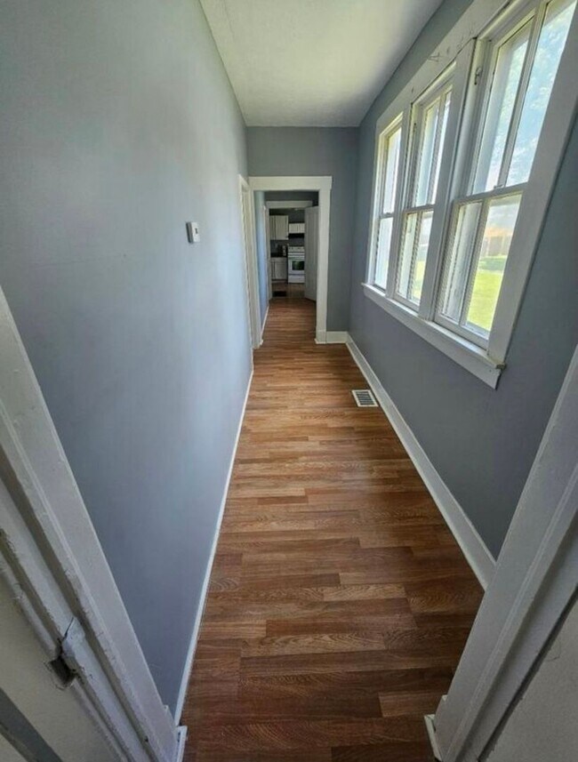Building Photo - Updated 3BR house in West Louisville-Secti...