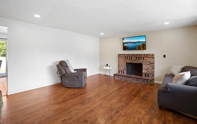 Foto del edificio - 990 Janes Rd