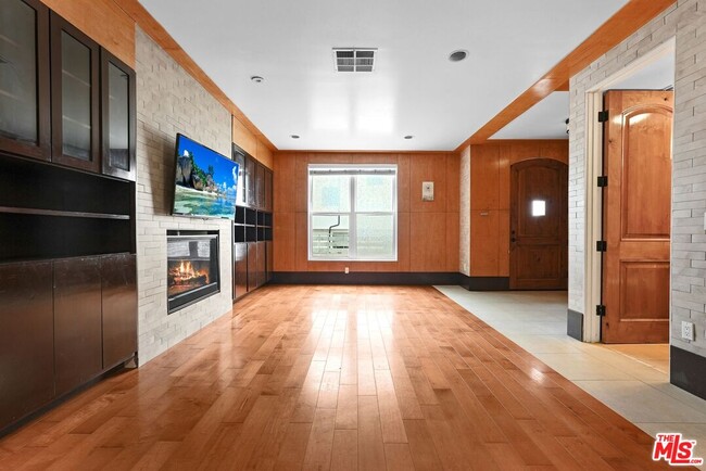 Foto del edificio - 1743 S Barrington Ave
