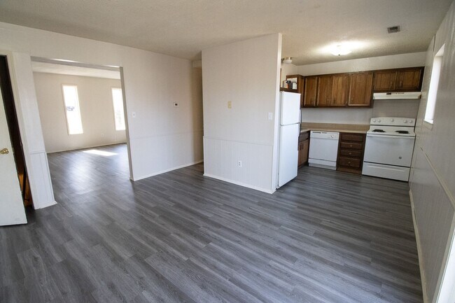 Foto del edificio - 3709-3711 Sugar Tree Lane