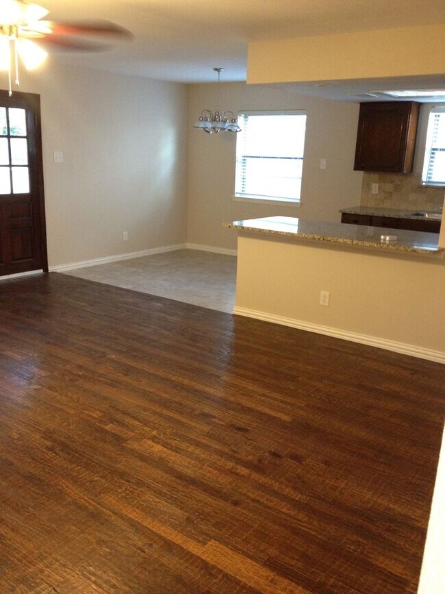 Building Photo - 4 bedroom / 3 bath in Irving
