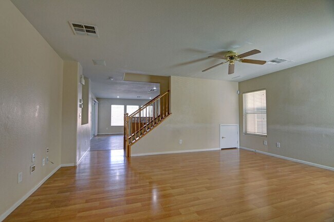 Foto del edificio - Spacious three bedroom home with Mountain ...
