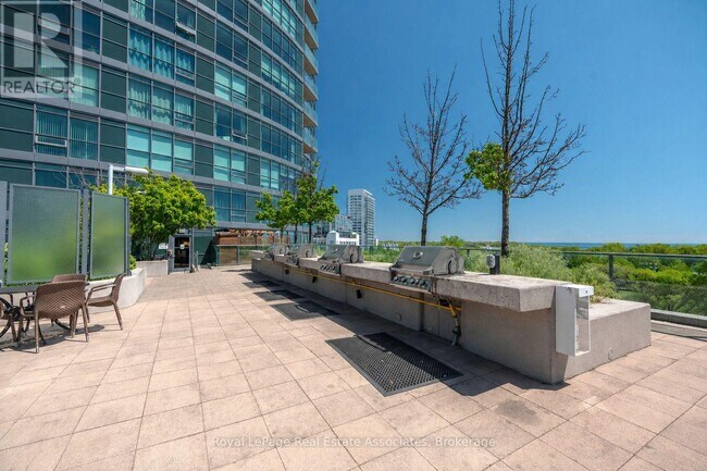 Building Photo - 215 Fort York Blvd
