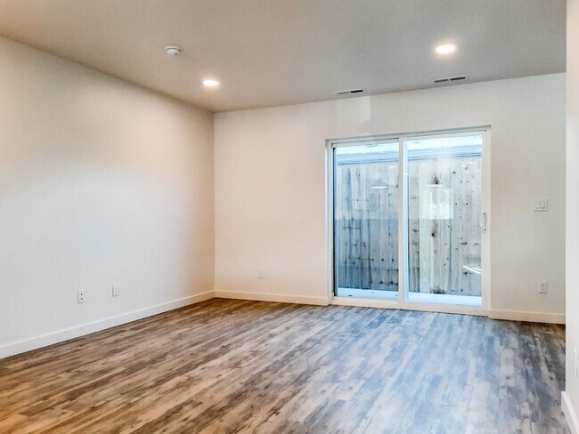 Foto del edificio - 2 BED/ 1.5 BATH TOWNHOME